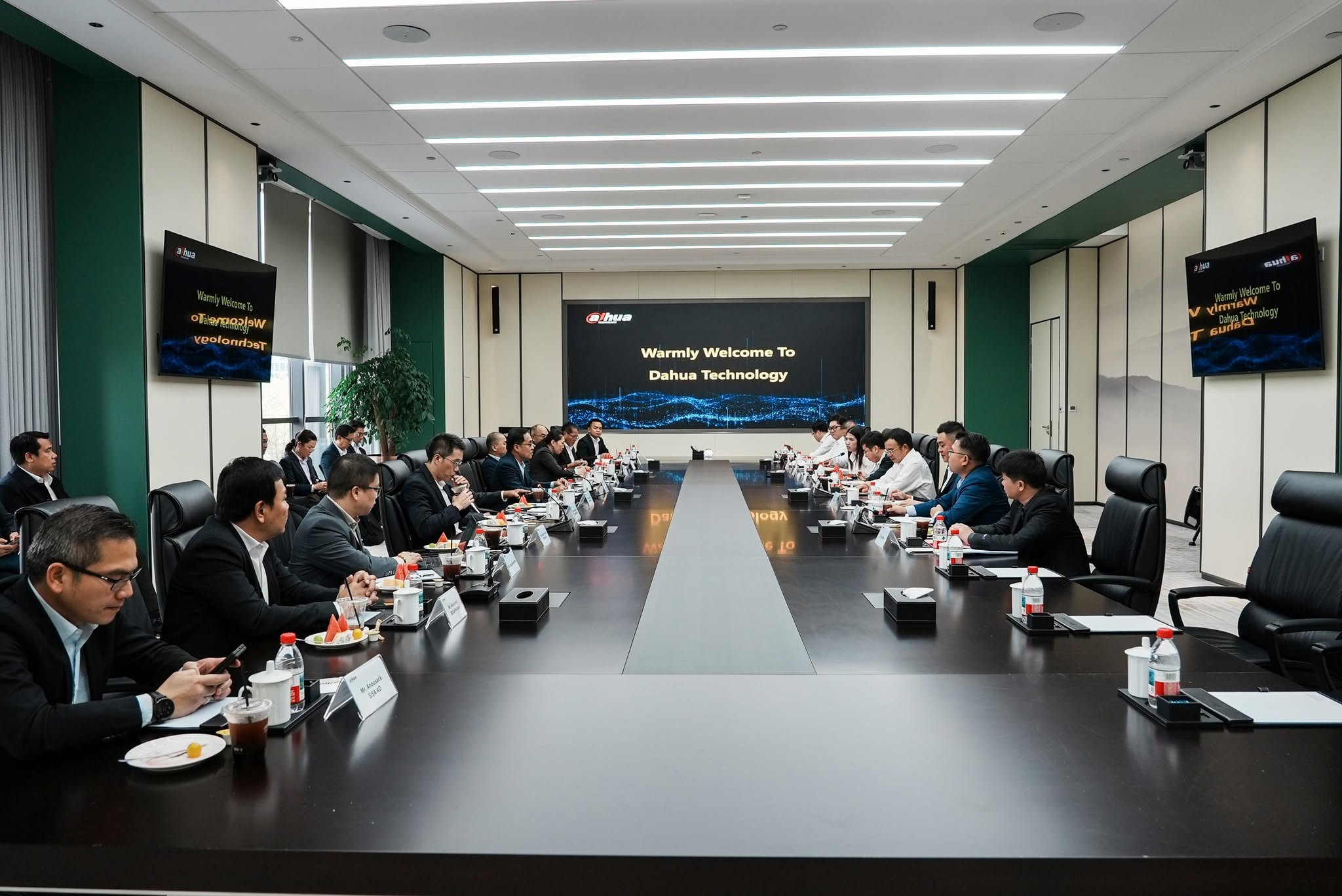 Lao Government Delegation Visits Hangzhou to Review IVRTMS Technologies and Project Solutions